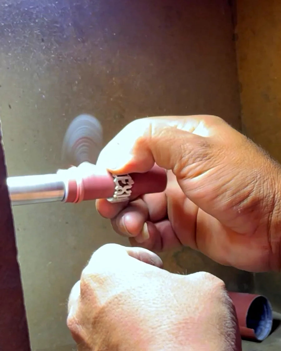 Puliendo el Anillo México a mano en el taller DPMN★
