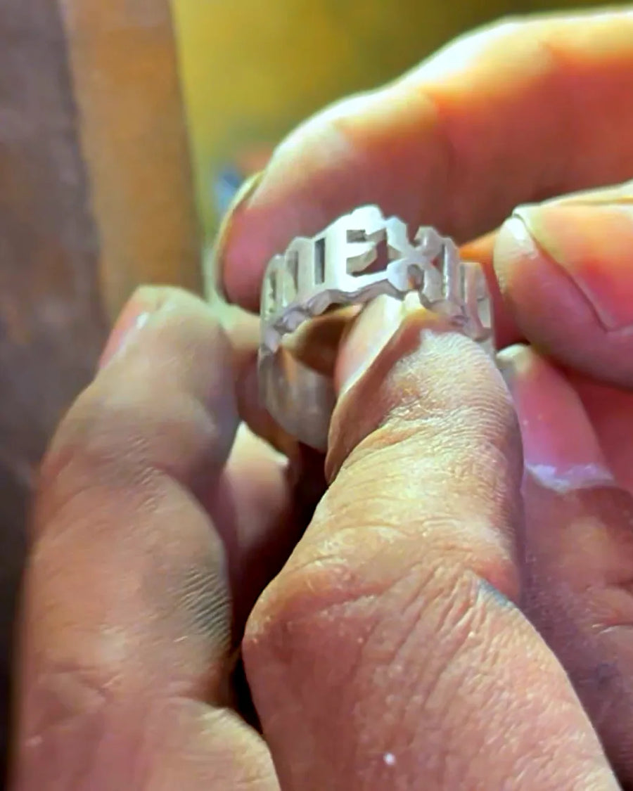 Detalle del grabado MEXICO en el Anillo México, taller DPMN★
