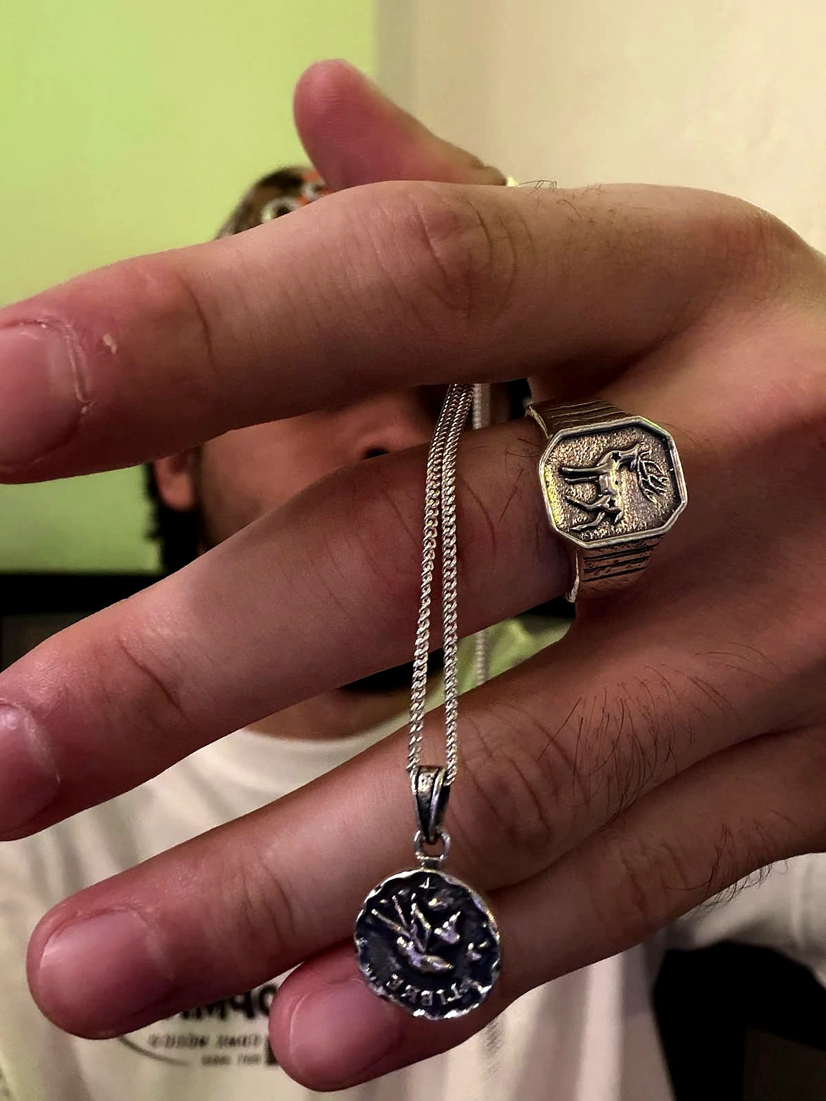 Hecho Para Quedarse — anillo y collar DPMN★ puestos